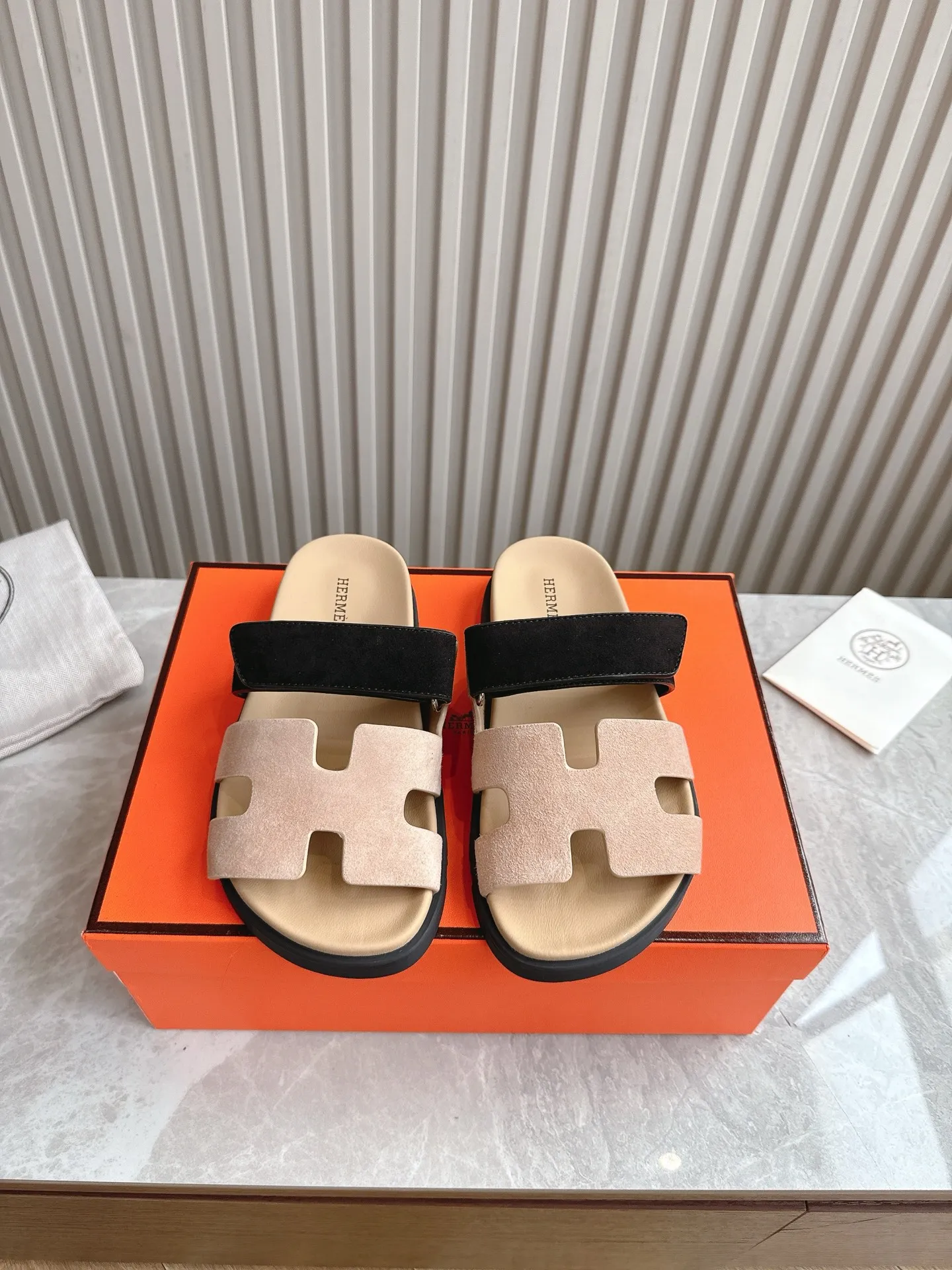 p480🐮🐮Couple model (top version) H family 2024 spring and summer new style HERMES Hermes' recently popular couple model pig nose angle sandals and slippers, paired with various colorful socks, popular. Upper: imported original deerskin (the genuine leather edging is not ordinary super migration). Lining: imported genuine leather. Outsole: Tpu non-slip and wear-resistant outsole. Size: Female 35-42 (40/42 non-returnable and non-exchangeable) Male size: 39-45 (45 non-refundable and non-exchangeable)